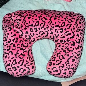 Never used neck pillow. Got it for vacation but forgot it at home.